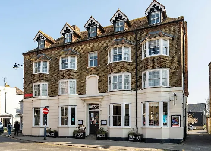 Top Floor Flat On Harbour Street With Sea Views