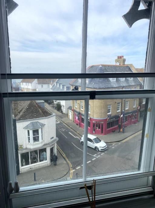 Floor Flat On Harbour Street With Sea Views *