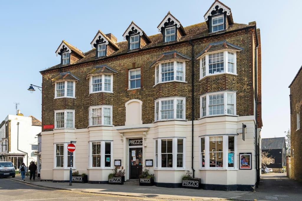 Floor Flat On Harbour Street With Sea Views Apartment