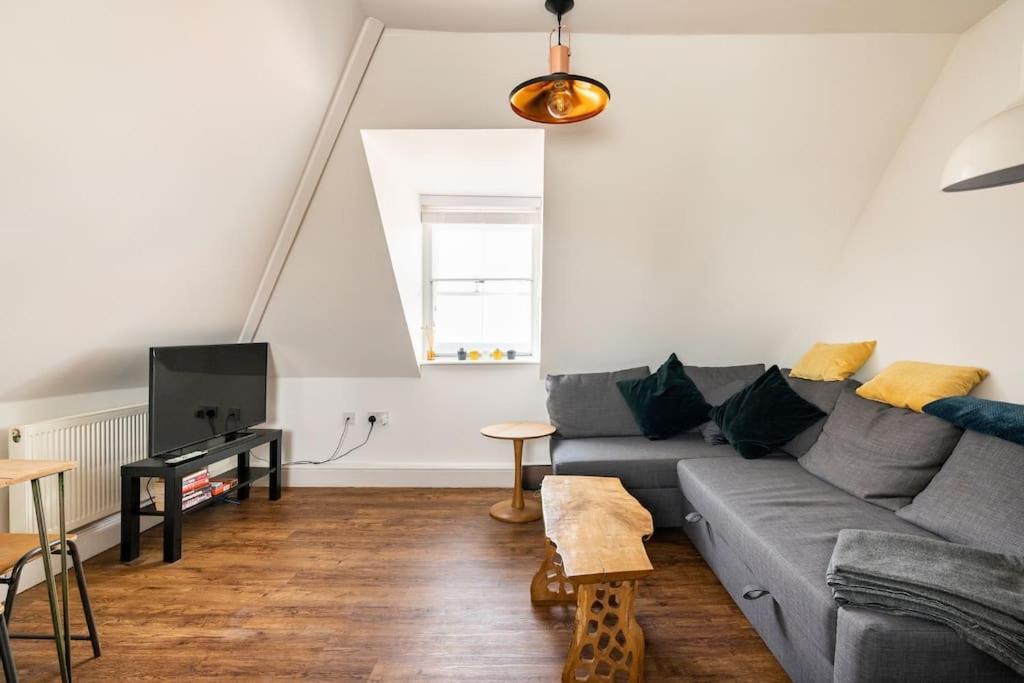 Floor Flat On Harbour Street With Sea Views *