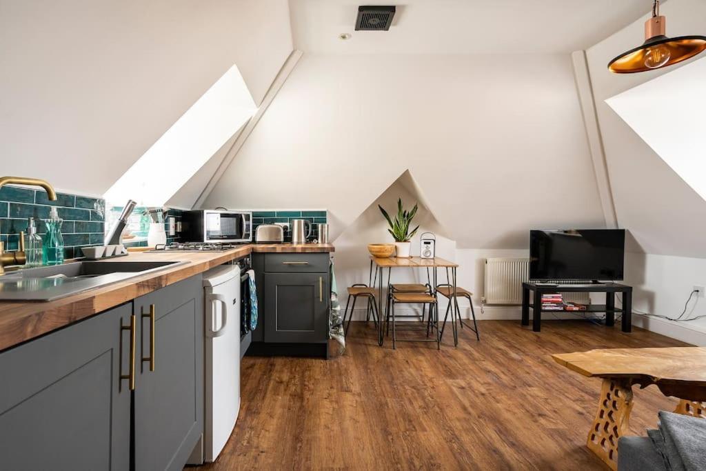 Floor Flat On Harbour Street With Sea Views Apartment *