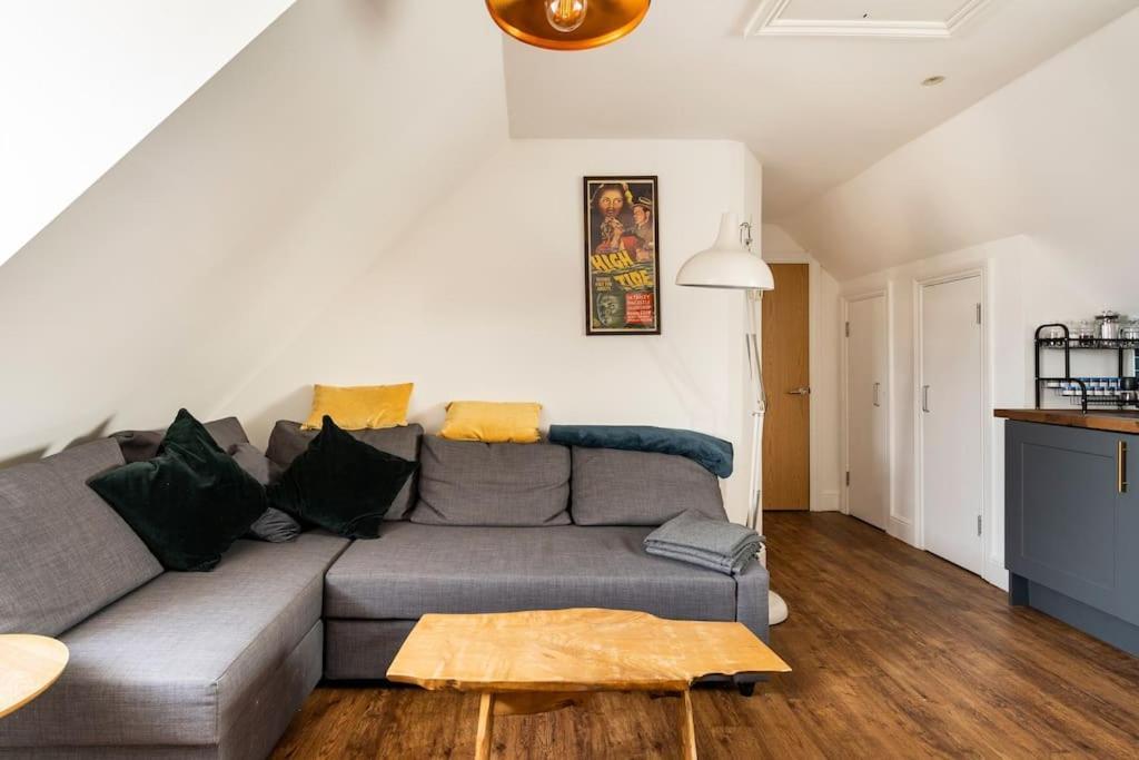 Floor Flat On Harbour Street With Sea Views *